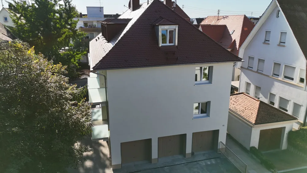 Modernisiertes Mehrfamilienhaus mit heller Fassade, gepflegter Außenansicht, erneuerten Balkonbereichen und sauberem Gesamtbild